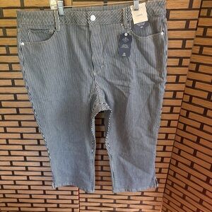 St.‎ John’s Bay Blue And White Stripe Capris Size 20
